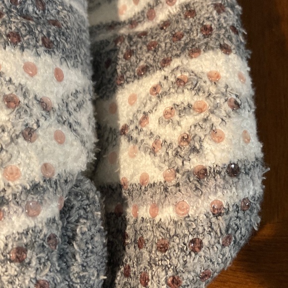 Cuddle duds Cozy Gray and White Socks - Picture 5 of 6